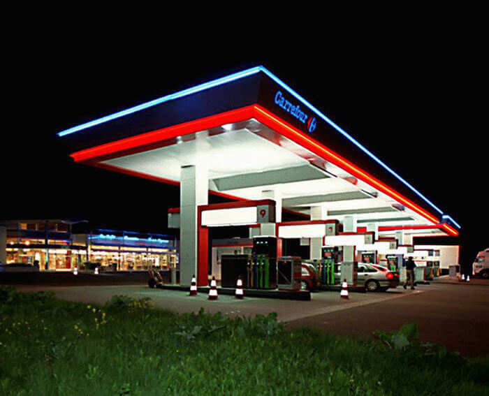Opération essence à prix coûtant chez Carrefour et Leclerc