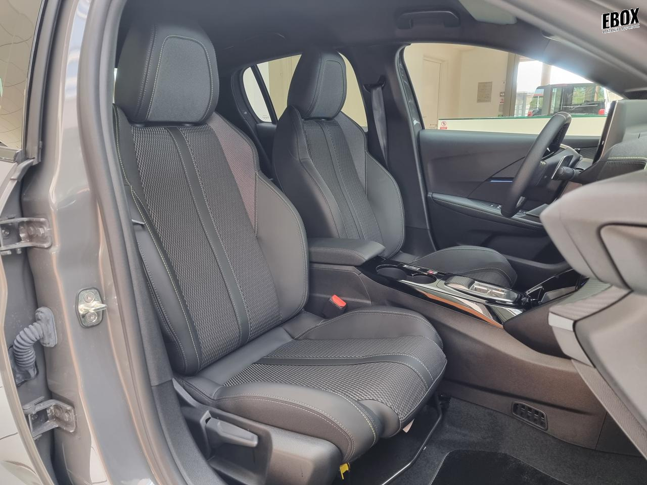 0679-0003374_p68 - PEUGEOT - 208 - 2025 - photo 10