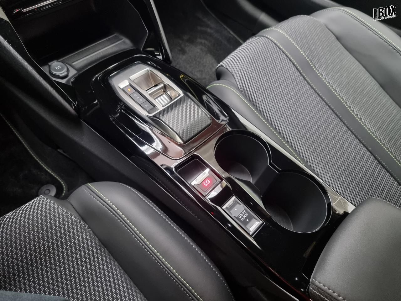 0679-0003378_p68 - PEUGEOT - 208 - 2025 - photo 16