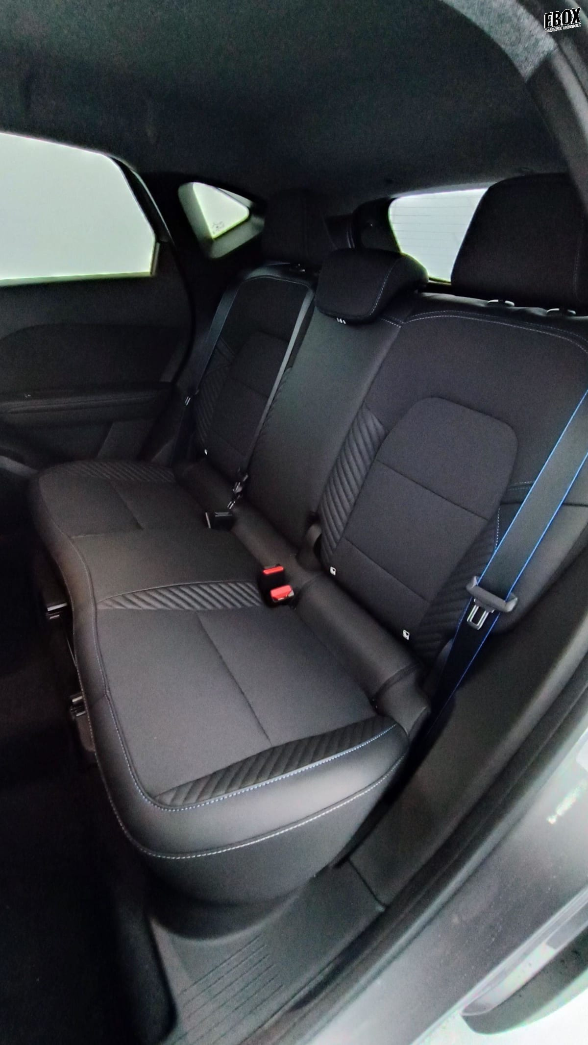 402298_p2 - RENAULT - CAPTUR - 2026 - photo 9